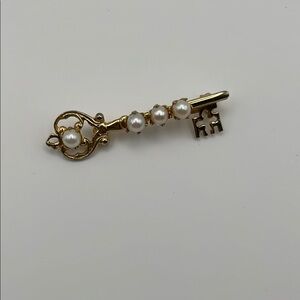 Real pearl key brooch